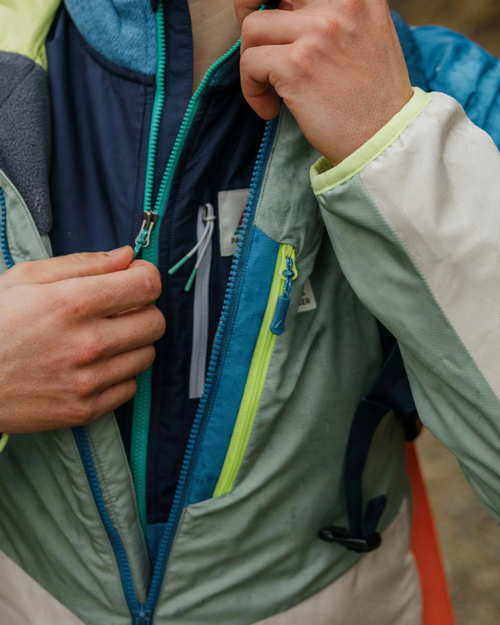 Daybreak Lightweight ThermoreĀ® Insulated Jacket - Pistachio/Blue Steel - Image 3