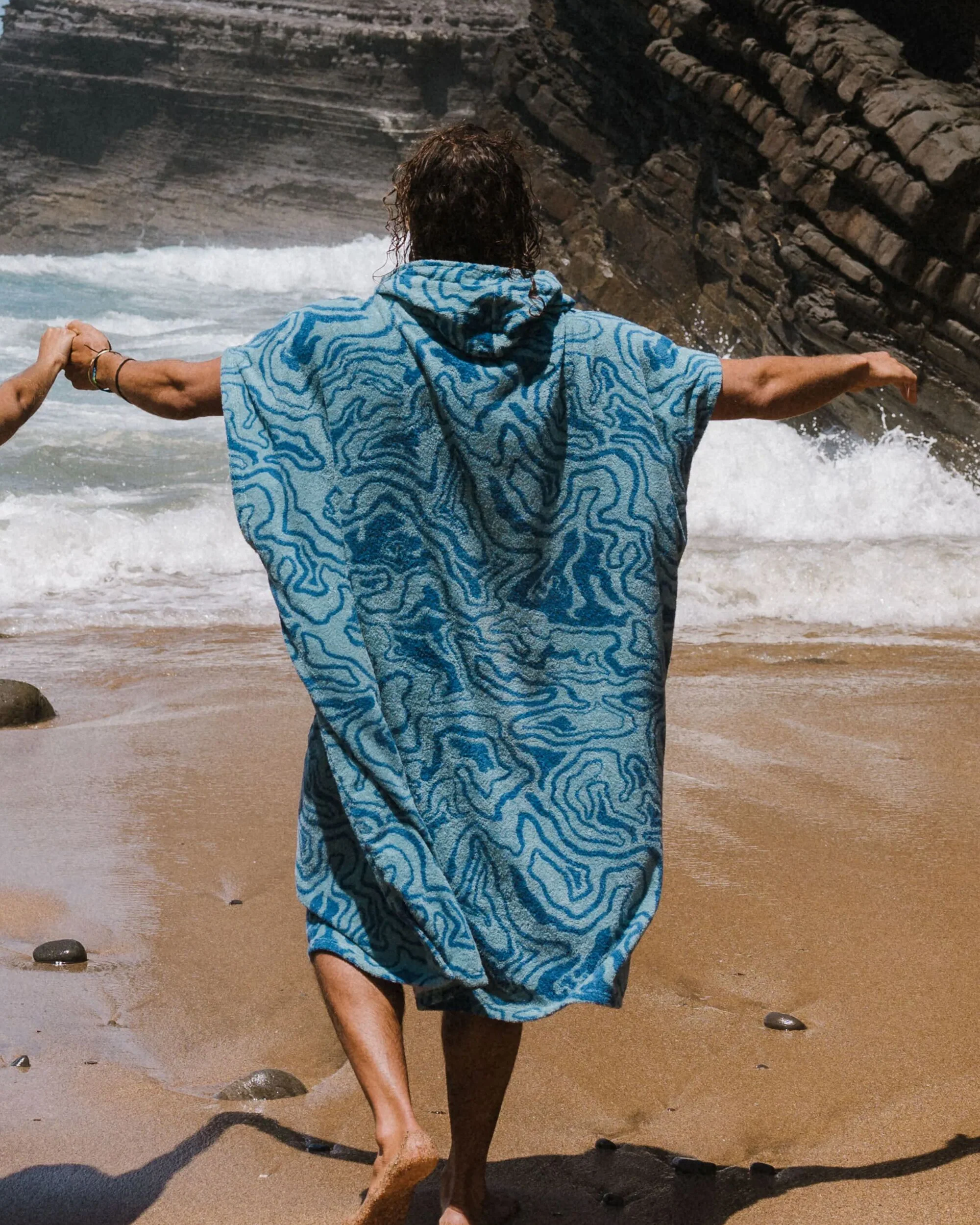 Shoreline Cotton Towel Poncho - Strata Swirl Arctic - Image 3