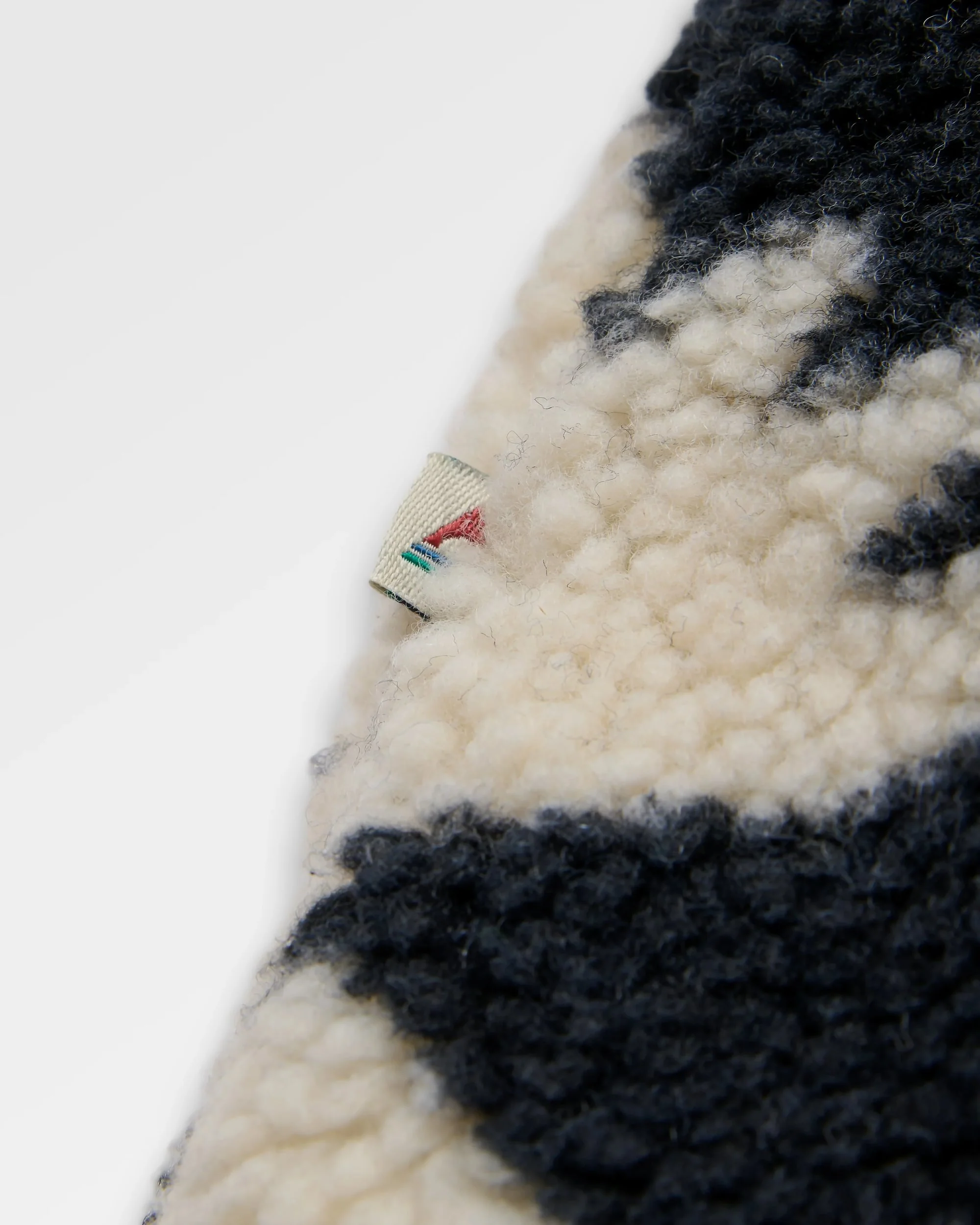 Valiant Deep Pile Fleece - Roam Further Black - Image 12