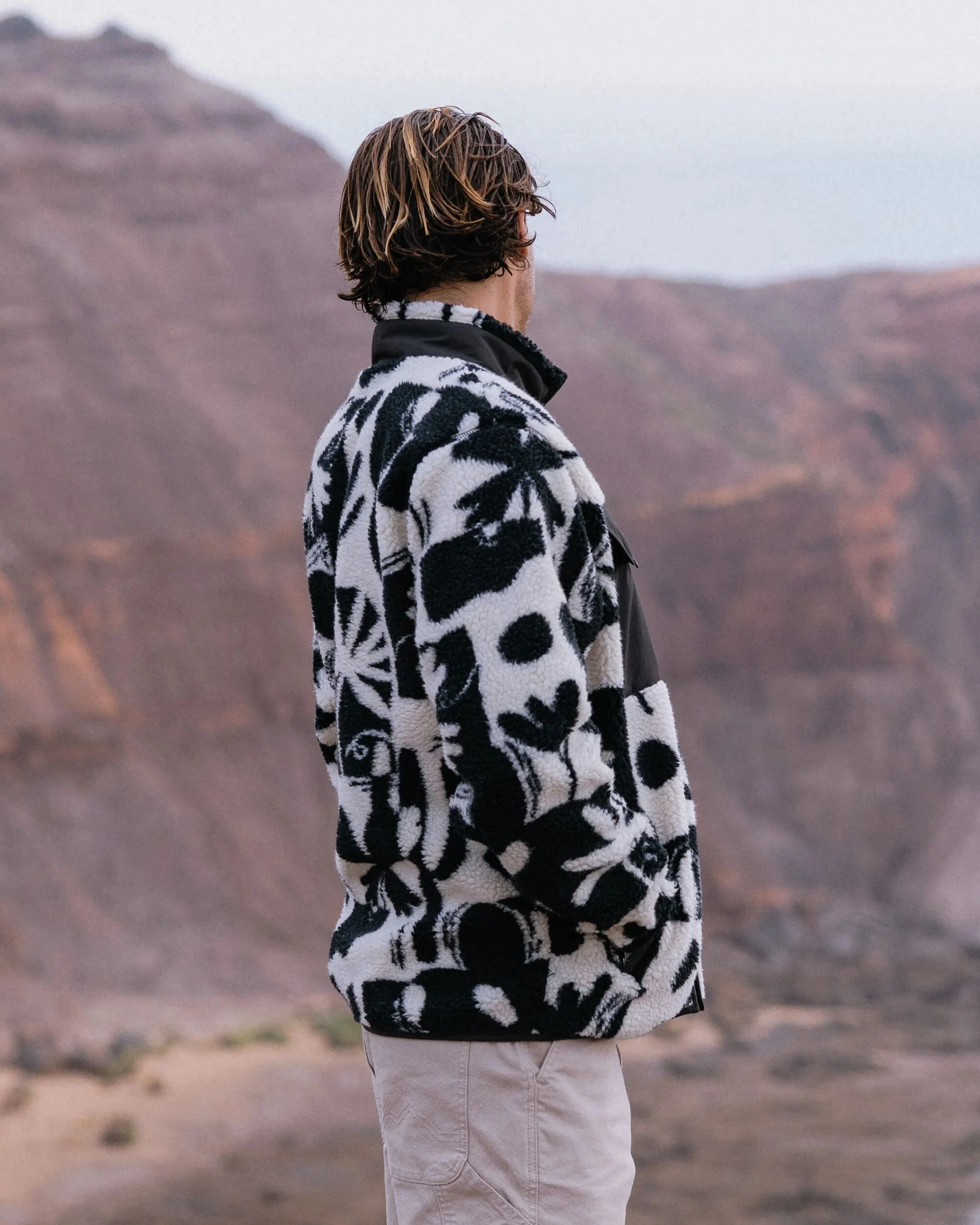 Valiant Deep Pile Fleece - Roam Further Black - Image 5