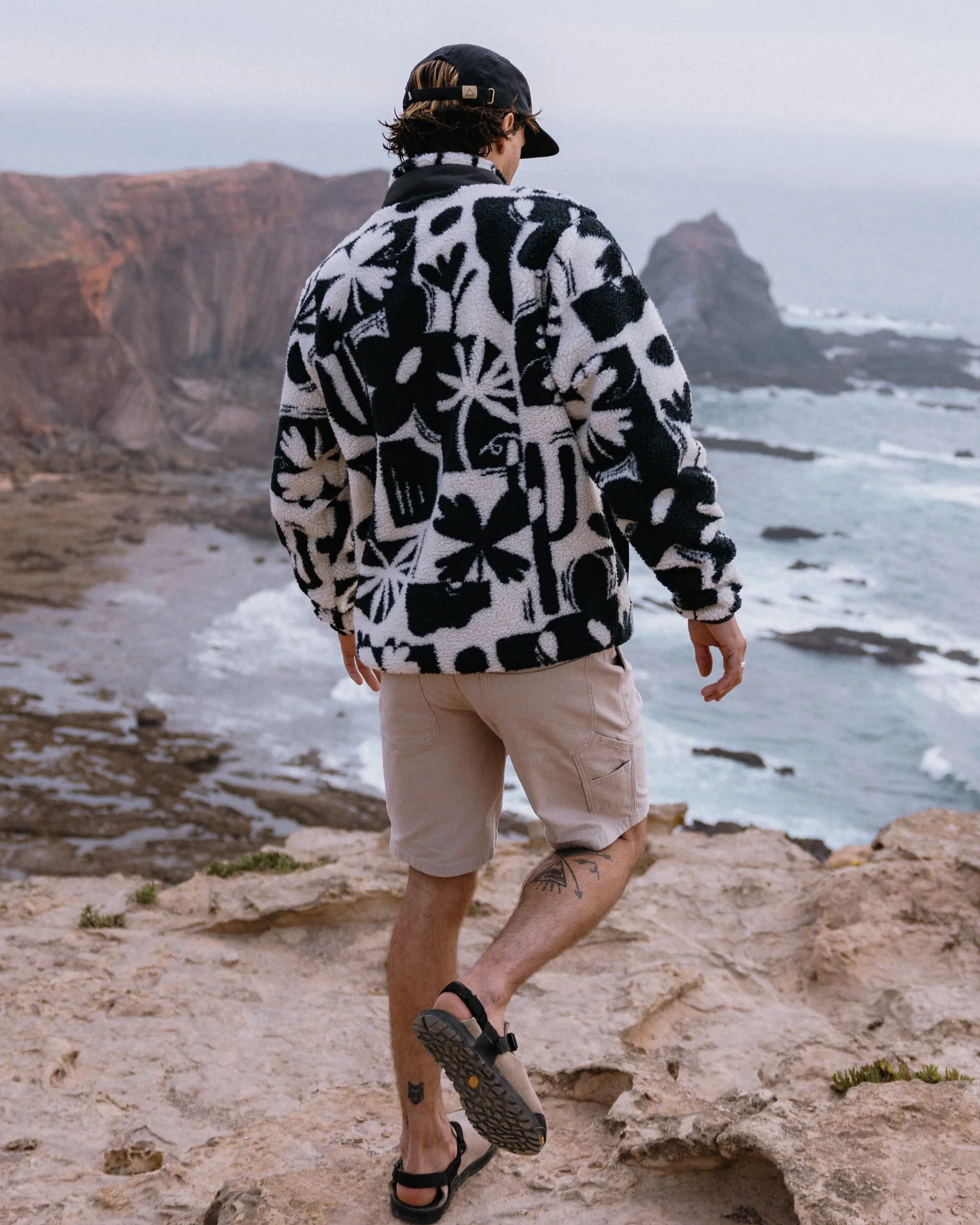 Valiant Deep Pile Fleece - Roam Further Black - Image 6