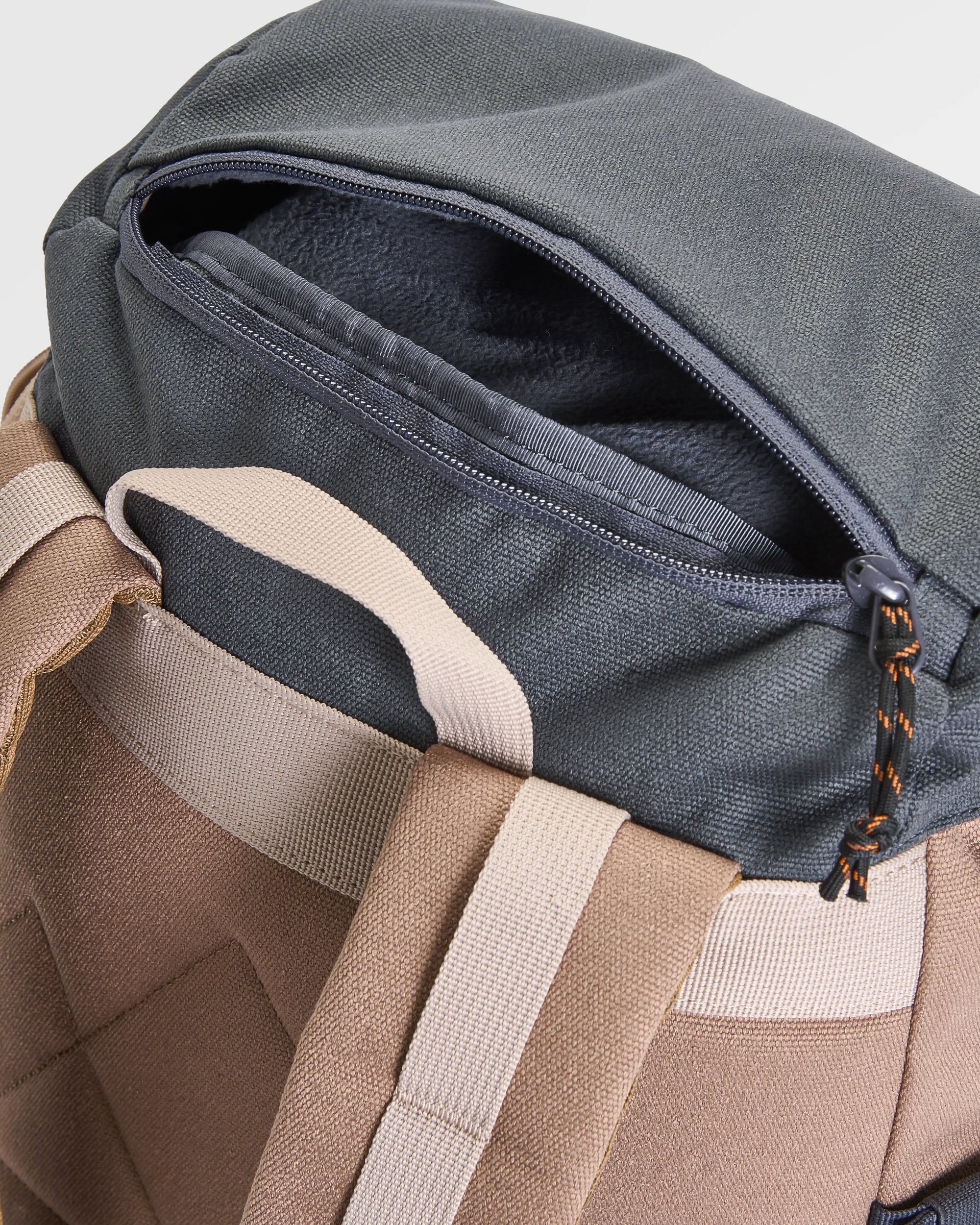 Vantage 24L Backpack - Charcoal/ Caramel - Image 9